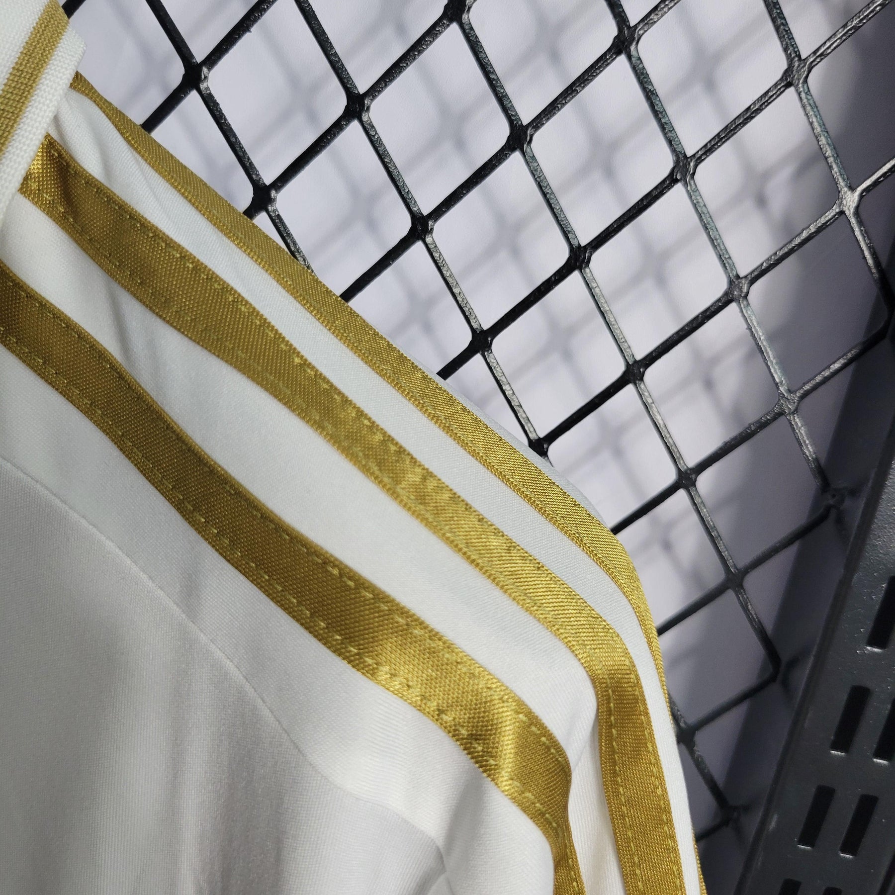 Camisa Real Madrid Home 11/12 Retrô - Branca e Dourada | Torcedor - FutNews