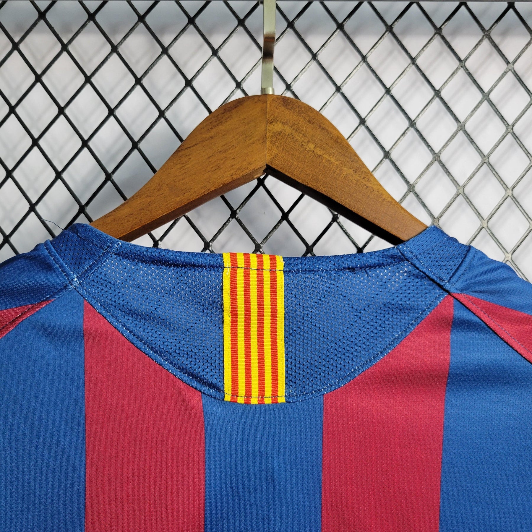 Camisa Barcelona 05/06 Retrô - Azul e Vermelha | Torcedor - FutNews