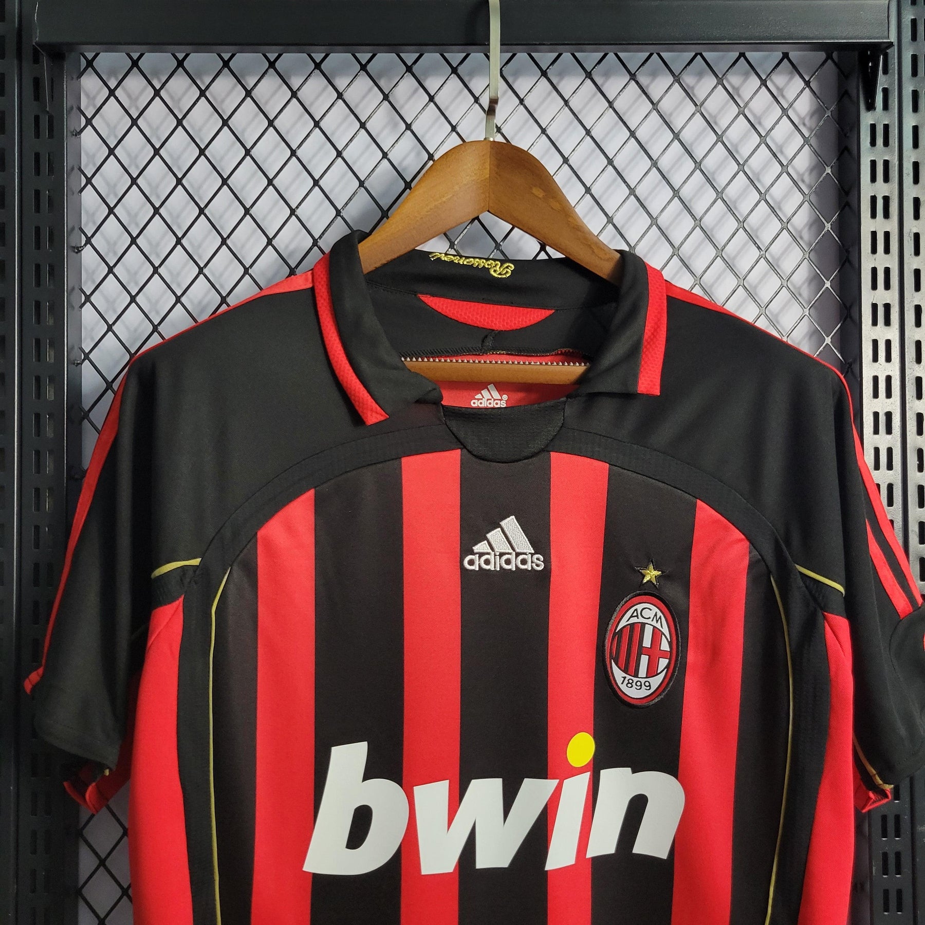 Camisa Milan Home 06/07 Retrô - Vermelha e Preta | Torcedor - FutNews